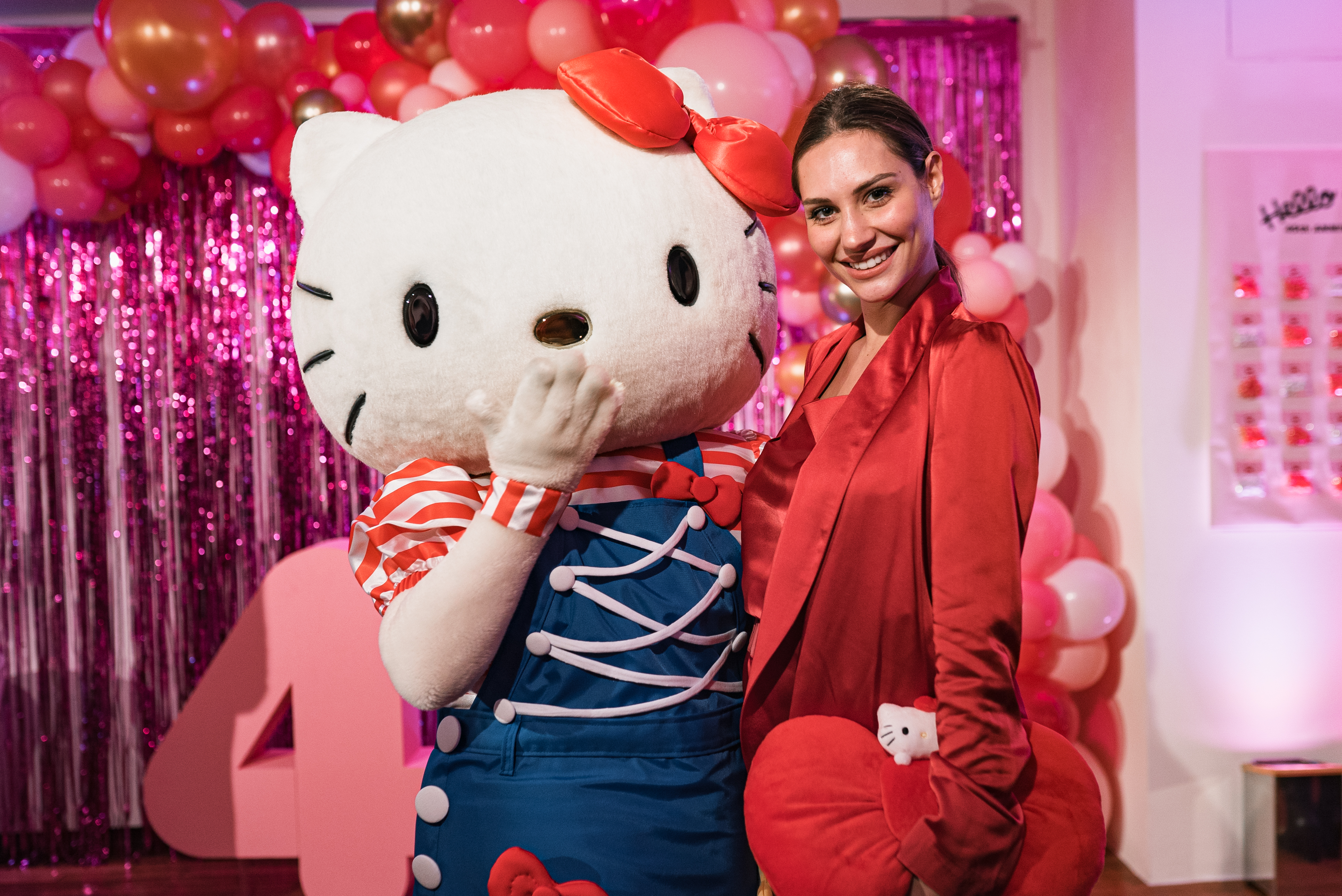 HELLO KITTY 45 TH PARTY_Beatrice Valli con Hello Kitty (2).jpg